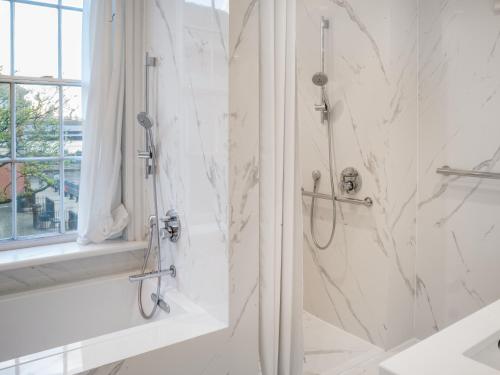 Suite con cama extragrande y vistas al puerto del hotel 33 Seaport New York. Foto 3