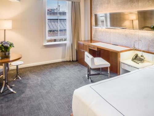 Habitación Deluxe con cama extragrande y vistas a Front Street - Adaptada para personas con movilidad reducida del hotel 33 Seaport New York. Foto 1