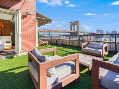 Suite con cama extragrande y vistas al puerto del hotel 33 Seaport New York. Foto 5