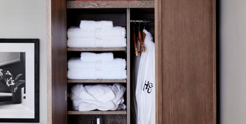 Habitación Deluxe con cama extragrande del hotel Hgu New York. Foto 4