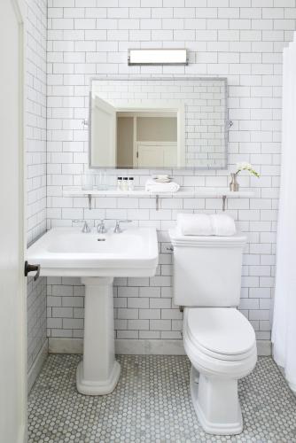 Habitación con cama extragrande - Adaptada para personas de movilidad reducida del hotel Hgu New York. Foto 2