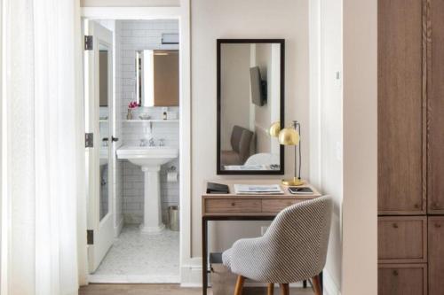 Habitación con cama extragrande - Adaptada para personas de movilidad reducida del hotel Hgu New York. Foto 6