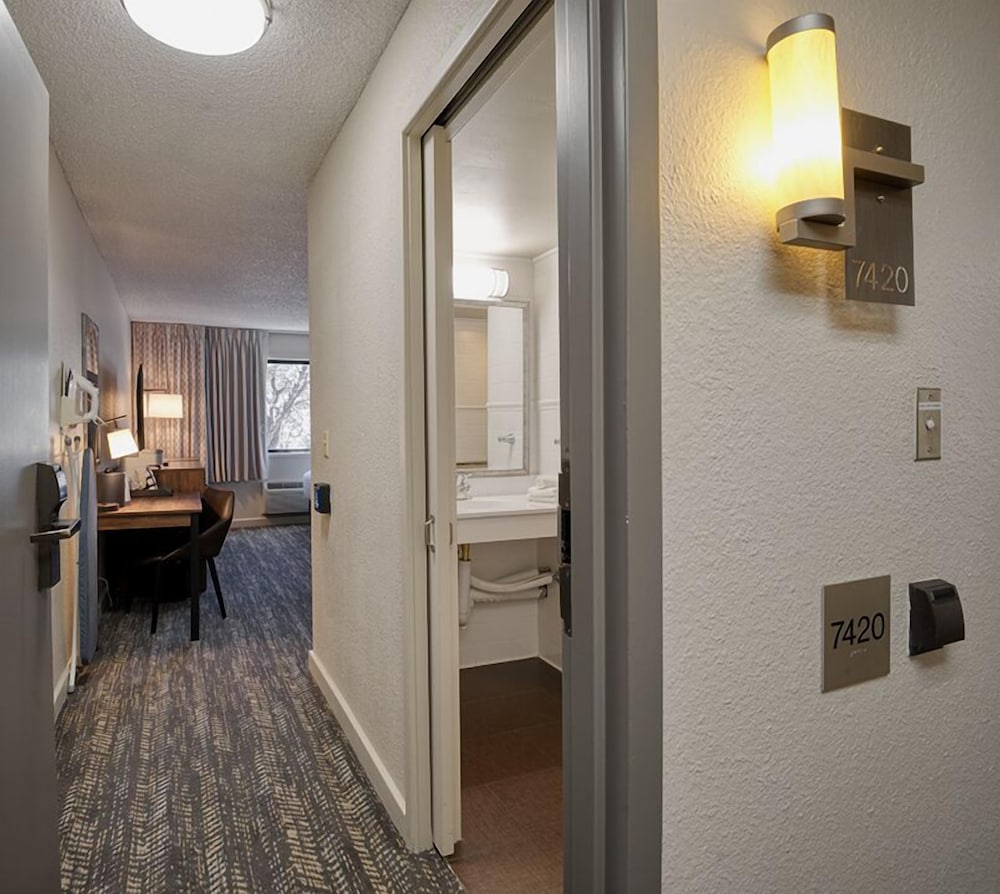 Habitación, 2 camas de matrimonio (East Mobility Hearing Accessible) del hotel Yavapai Lodge. Foto 5