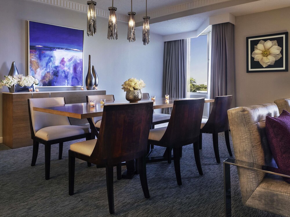 Suite Presidencial, una cama King, Sala de Estar, Vista Premium - Lado de la laguna o planta superior del hotel Pullman Miami Airport