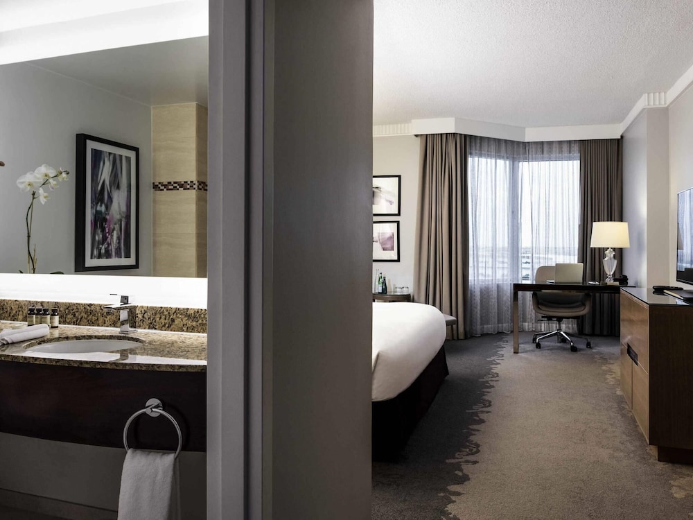 Habitación Superior, una cama King, Vistas a la Ciudad del hotel Pullman Miami Airport. Foto 2