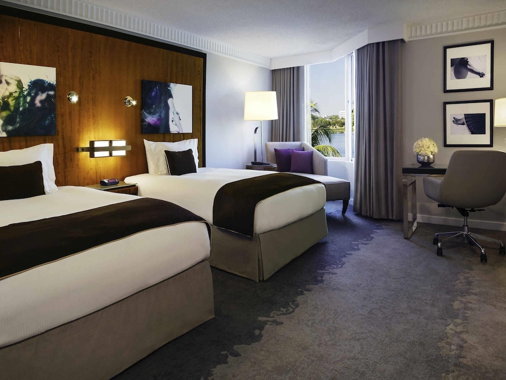 Habitación Deluxe, dos camas dobles, Vista Premium - Lado de la laguna o planta superior del hotel Pullman Miami Airport