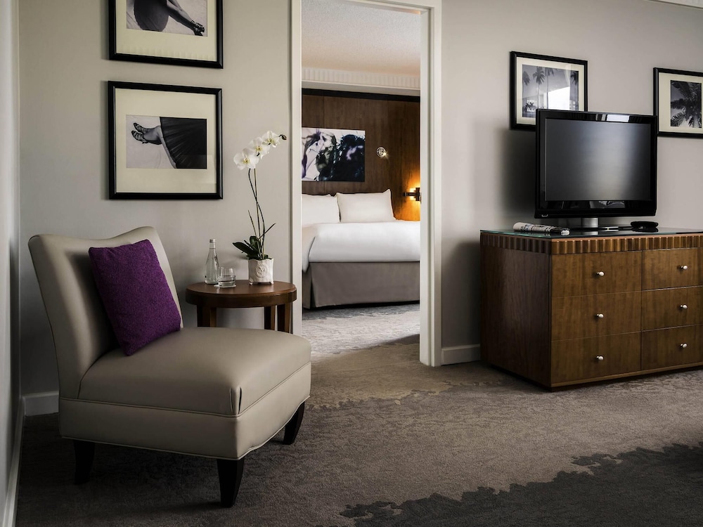 Suite Superior, una cama King, sala de estar independiente del hotel Pullman Miami Airport