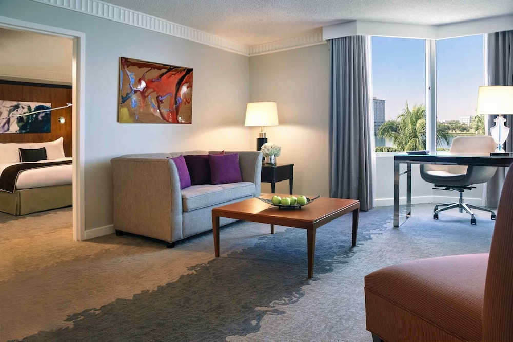Suite Superior, una cama King, sala de estar independiente del hotel Pullman Miami Airport. Foto 3