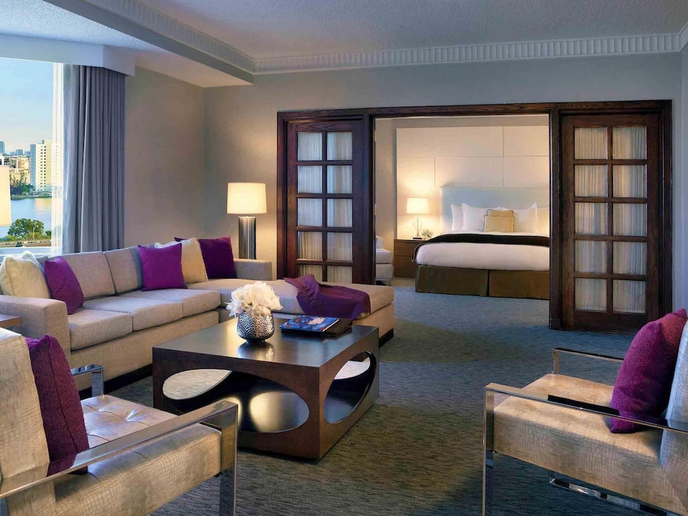 Suite Presidencial, una cama King, Sala de Estar, Vista Premium - Lado de la laguna o planta superior del hotel Pullman Miami Airport. Foto 1