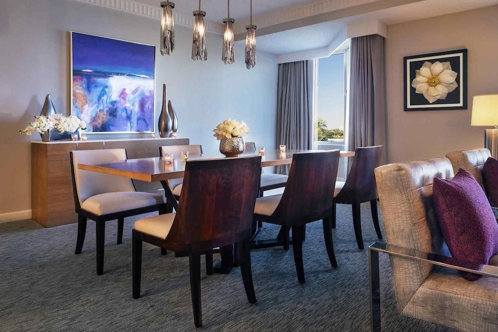 Suite Presidencial, una cama King, Sala de Estar, Vista Premium - Lado de la laguna o planta superior del hotel Pullman Miami Airport. Foto 3