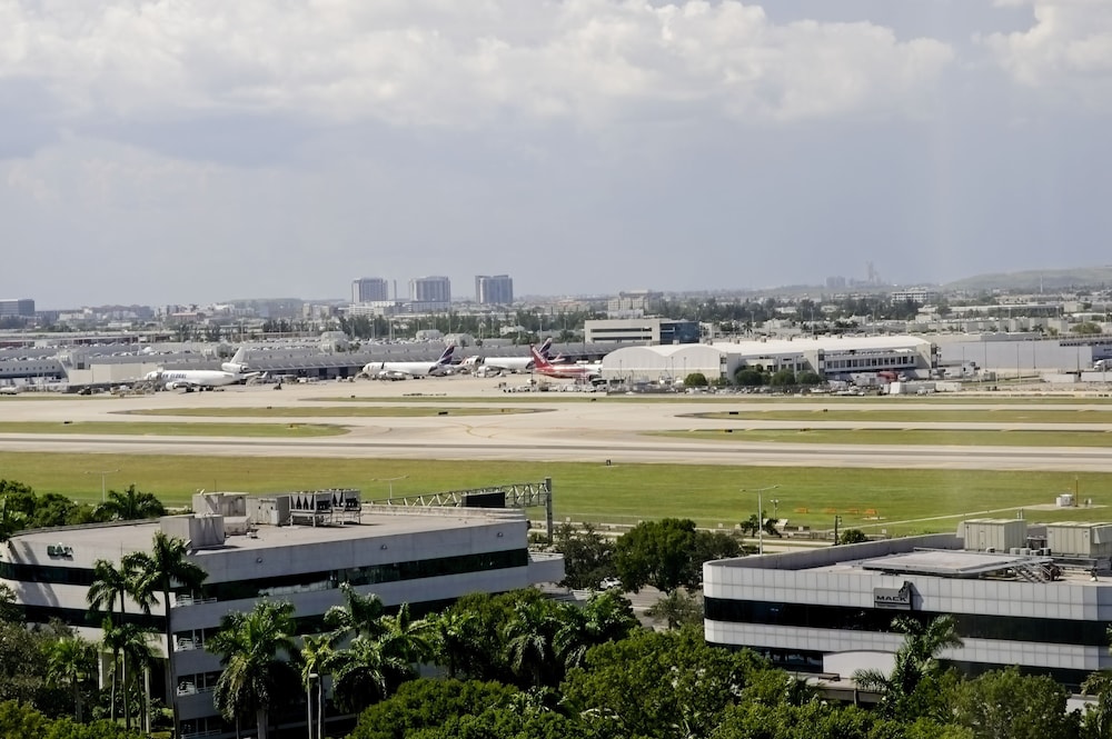 Suite Presidencial, una cama King, Sala de Estar, Vista Premium - Lado de la laguna o planta superior del hotel Pullman Miami Airport. Foto 5