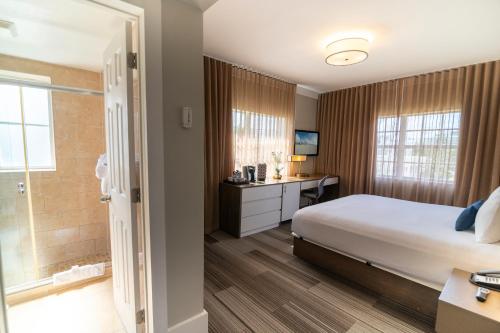 Habitación de lujo con cama extragrande y vistas a la piscina del hotel San Juan. Foto 10