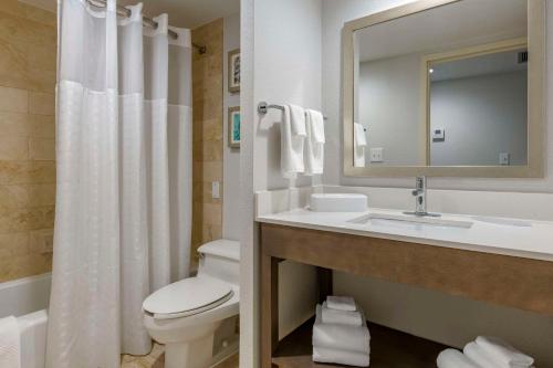 Habitación con cama extragrande. del hotel Comfort Inn & Suites Downtown Brickell-Port of Miami