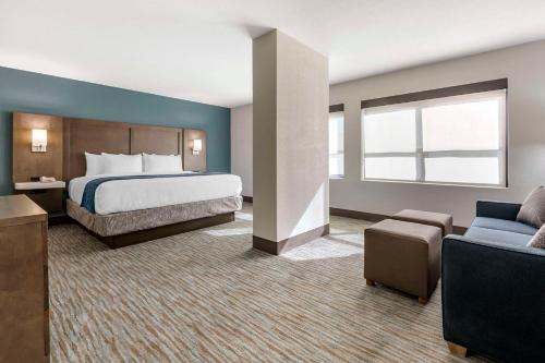 Habitación con cama extragrande. del hotel Comfort Inn & Suites Downtown Brickell-Port of Miami. Foto 1