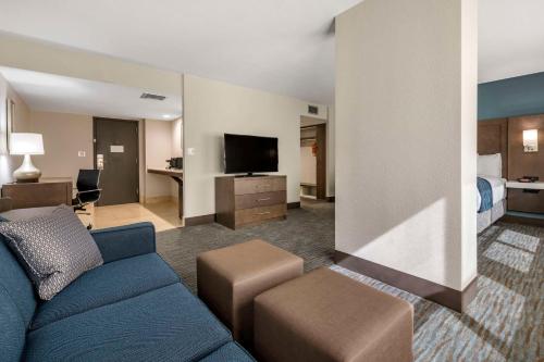 Habitación con cama extragrande. del hotel Comfort Inn & Suites Downtown Brickell-Port of Miami. Foto 3