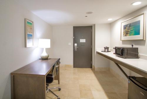 Habitación con cama extragrande. del hotel Comfort Inn & Suites Downtown Brickell-Port of Miami. Foto 6