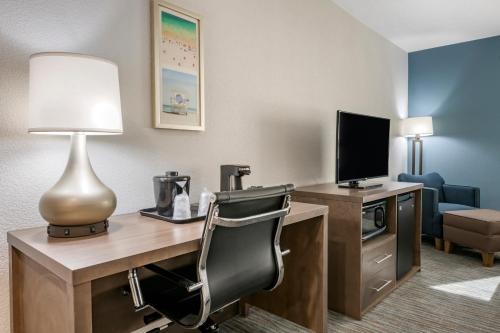 Habitación Doble con cama extragrande - No fumadores del hotel Comfort Inn & Suites Downtown Brickell-Port of Miami. Foto 4