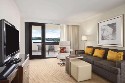 Suite de 1 dormitorio con balcón del hotel Hilton Miami Airport Blue Lagoon. Foto 3