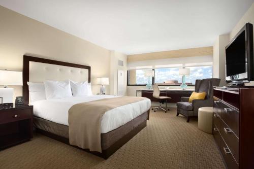 Habitación Doble - adaptada para personas con problemas de audición - cama extragrande del hotel Hilton Miami Airport Blue Lagoon. Foto 3