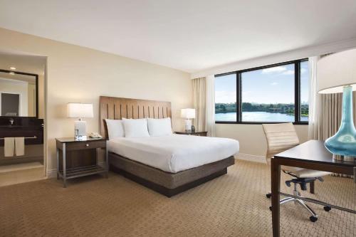 Habitación con cama extragrande y vistas a la laguna del hotel Hilton Miami Airport Blue Lagoon. Foto 2