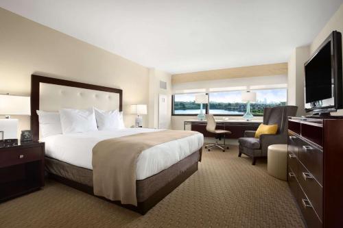 Habitación con cama extragrande y vistas a la laguna del hotel Hilton Miami Airport Blue Lagoon. Foto 3