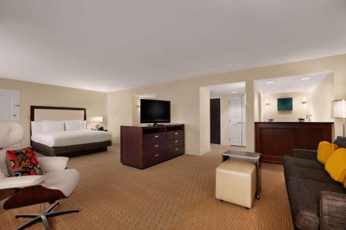 Suite Junior con cama extragrande del hotel Hilton Miami Airport Blue Lagoon. Foto 3