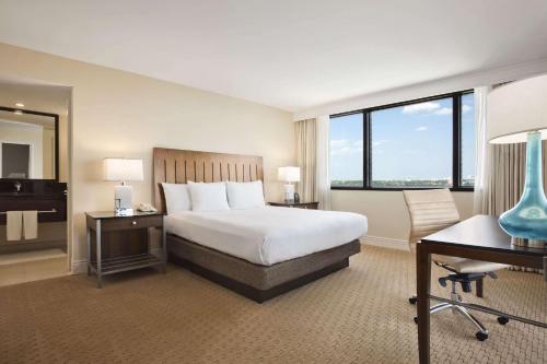 Habitación con cama extragrande y ducha a ras de suelo - Adaptada para personas con movilidad reducida del hotel Hilton Miami Airport Blue Lagoon. Foto 2