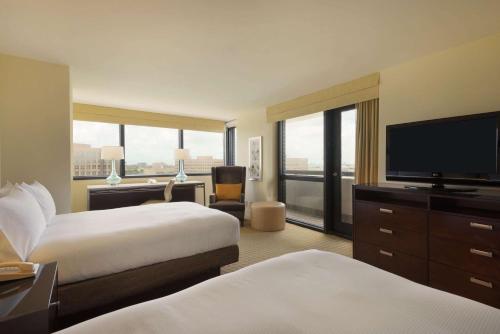 Habitación con 2 camas grandes y vistas a la laguna del hotel Hilton Miami Airport Blue Lagoon. Foto 2