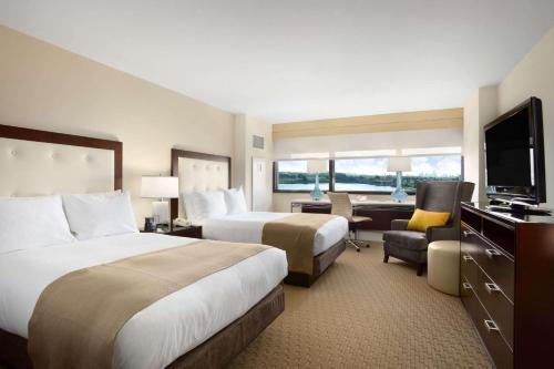Habitación con 2 camas grandes y vistas a la laguna del hotel Hilton Miami Airport Blue Lagoon. Foto 5