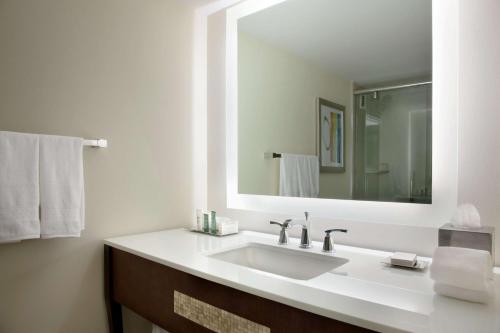 Habitación adaptada para personas con movilidad reducida con 2 camas grandes y bañera del hotel Hilton Miami Airport Blue Lagoon. Foto 1