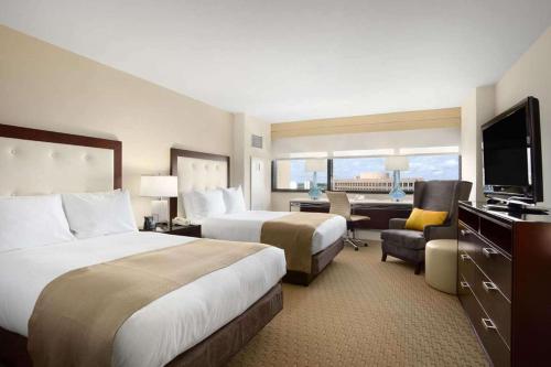 Habitación adaptada para personas con movilidad reducida con 2 camas grandes y bañera del hotel Hilton Miami Airport Blue Lagoon. Foto 2