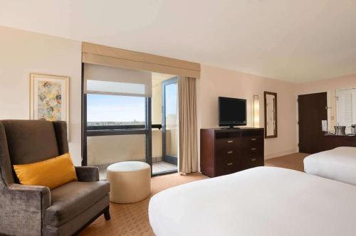 Habitación adaptada para personas con movilidad reducida con 2 camas grandes y bañera del hotel Hilton Miami Airport Blue Lagoon. Foto 7