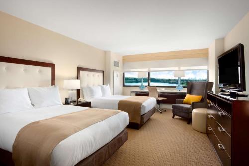Habitación Doble con 2 camas dobles y balcón del hotel Hilton Miami Airport Blue Lagoon. Foto 1