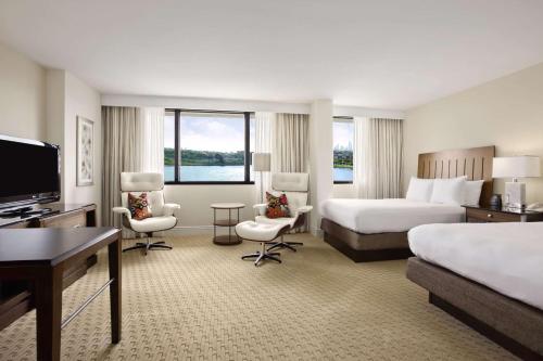 Habitación Deluxe con vistas a la laguna - 1 cama grande del hotel Hilton Miami Airport Blue Lagoon. Foto 1