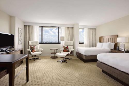 Habitación Deluxe con vistas a la laguna - 1 cama grande del hotel Hilton Miami Airport Blue Lagoon. Foto 3