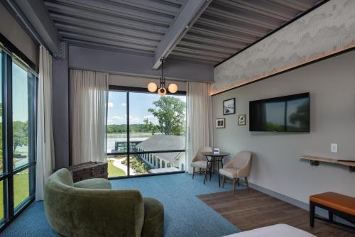 Habitación Esquinera con cama extragrande y vistas al río del hotel James Newbury