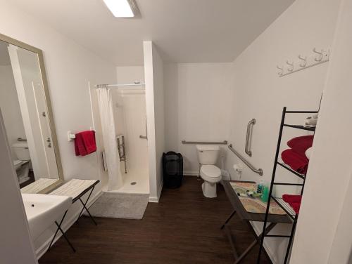 Habitación con cama extragrande - Adaptada para personas de movilidad reducida del hotel Apple Inn and Suites Cooperstown Area. Foto 2
