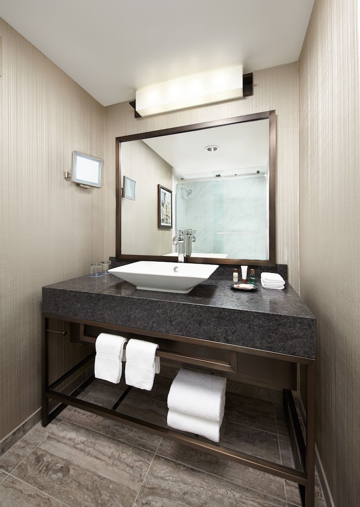 Suite ejecutiva, 1 cama de matrimonio grande (Accesible para personas con movilidad reducida, ducha a ras de suelo) del hotel Sheraton Gateway Los Angeles. Foto 2