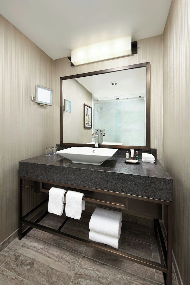 Habitación tradicional, 2 camas de matrimonio del hotel Sheraton Gateway Los Angeles. Foto 7