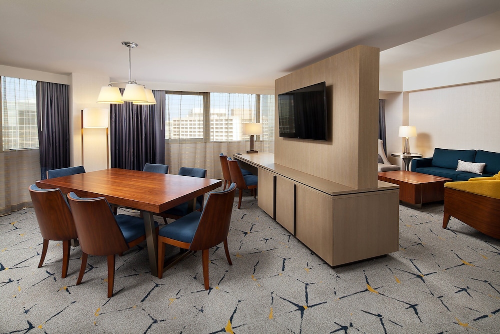 Suite Club, 1 cama de matrimonio grande del hotel Sheraton Gateway Los Angeles. Foto 2