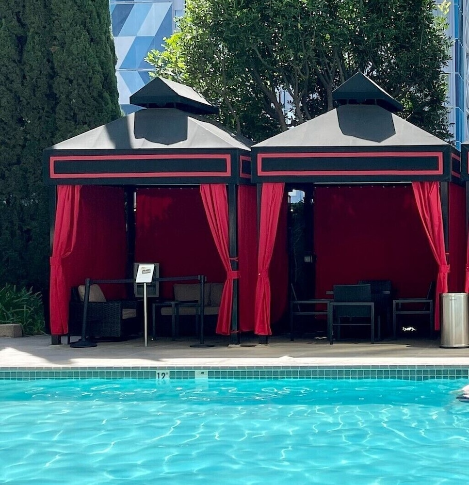 Suite Club, 1 cama de matrimonio grande del hotel Sheraton Gateway Los Angeles. Foto 4