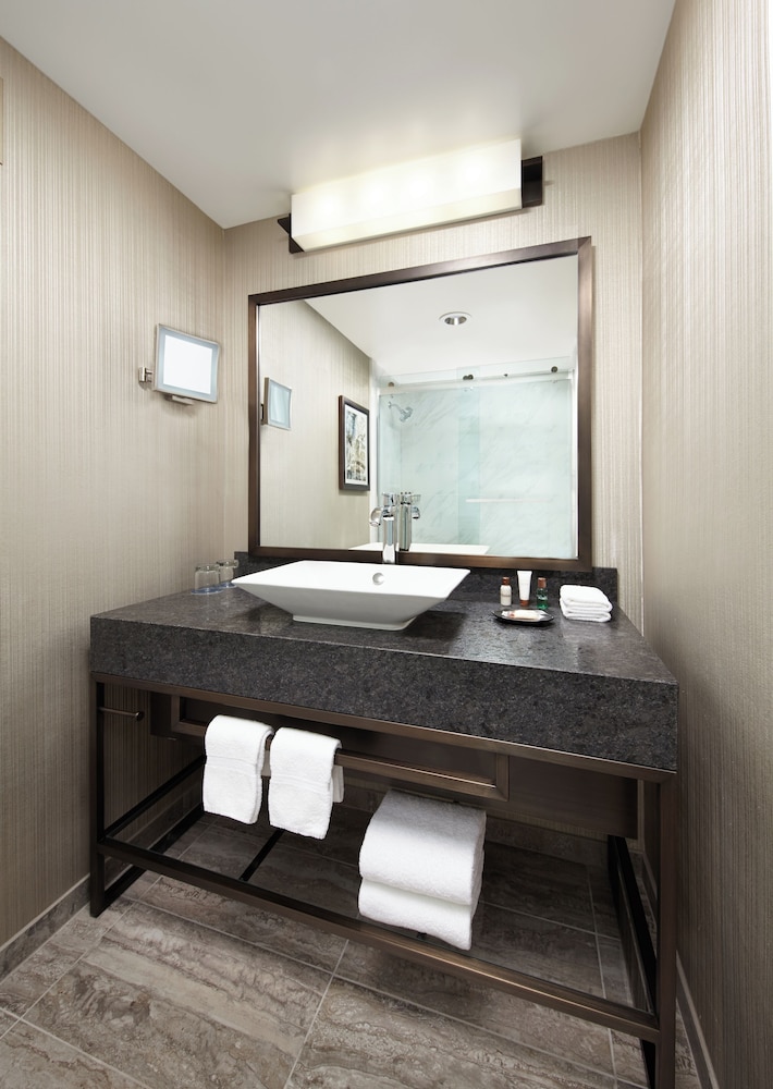 Suite Deluxe, 1 cama King (Accesible para personas con movilidad reducida, ducha a ras de suelo) del hotel Sheraton Gateway Los Angeles. Foto 3