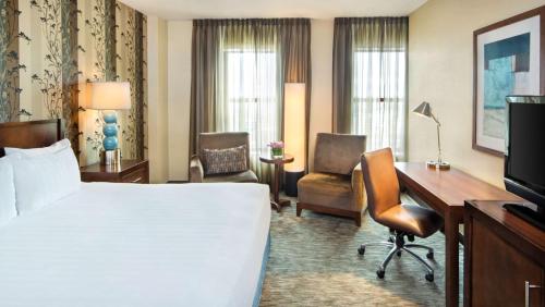 Habitación con cama extragrande y vistas a la ciudad del hotel Hyatt Regency Buffalo / Hotel and Conference Center. Foto 2