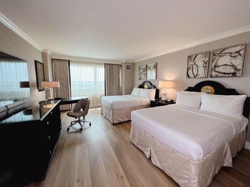 Habitación Deluxe con 2 camas dobles del hotel The Commerce Casino and. Foto 2