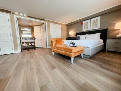 Suite Commerce de 2 habitaciones - 1 cama extragrande del hotel The Commerce Casino and. Foto 3