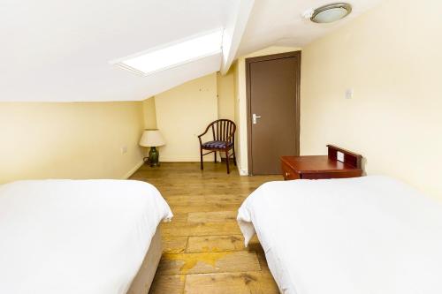 Habitación Doble Estándar - 2 camas del hotel OYO Old Oak Tree Inn. Foto 1