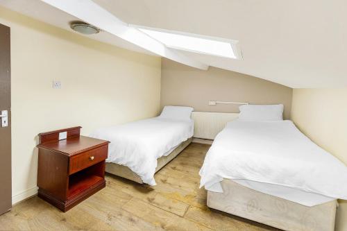 Habitación Doble Estándar - 2 camas del hotel OYO Old Oak Tree Inn. Foto 3