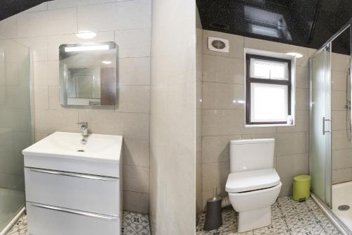 Habitación Estándar con baño compartido - 2 camas del hotel OYO Old Oak Tree Inn. Foto 5