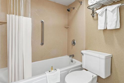 Habitación Estándar - 2 camas dobles - No fumadores del hotel Howard Johnson Inn - Albany. Foto 4