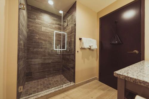 Habitación con 2 camas grandes del hotel Tailwater Lodge Altmar, Tapestry Collection by Hilton. Foto 3